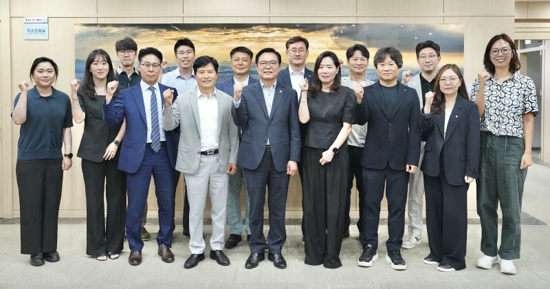▲ ‘제3기 천안시 공공건축가’로 위촉된 13명이 기념촬영을 하고 있다.ⓒ천안시