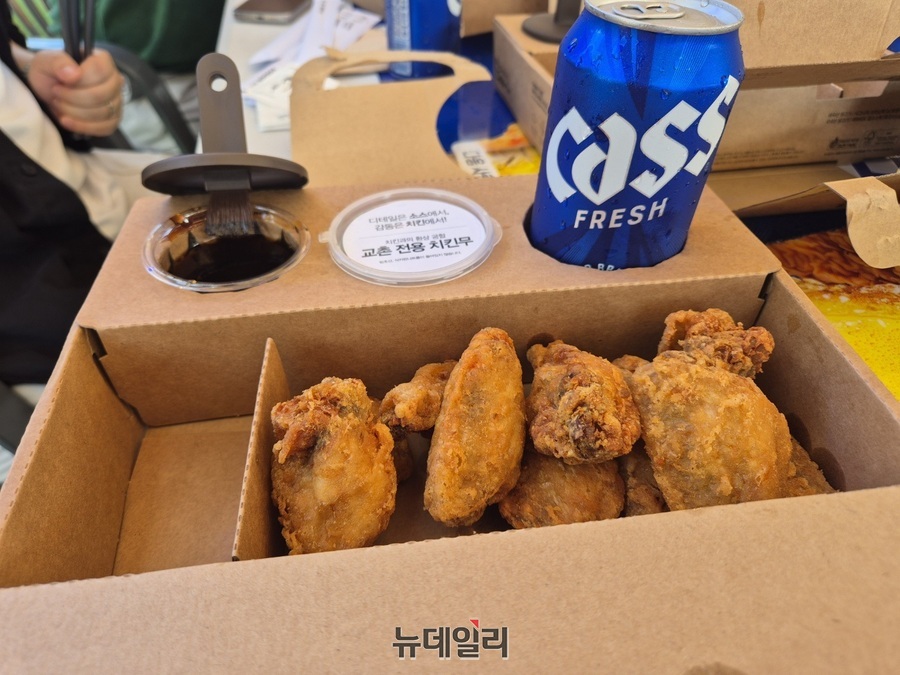 ▲ 교촌치킨은 직접 소스를 붓으로 발라 즐길 수 있는 시그니처 브러싱 팩을 이번 축제에서 선보였다.ⓒ조현우 기자