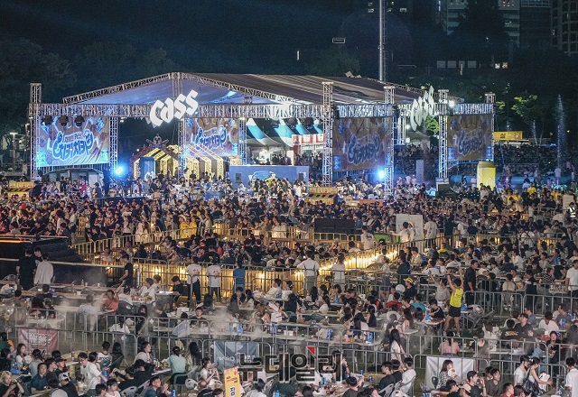 ▲ 밤이 깊어져도 수많은 사람들이 자리를 지키며 축제를 즐겼다.ⓒ오비맥주