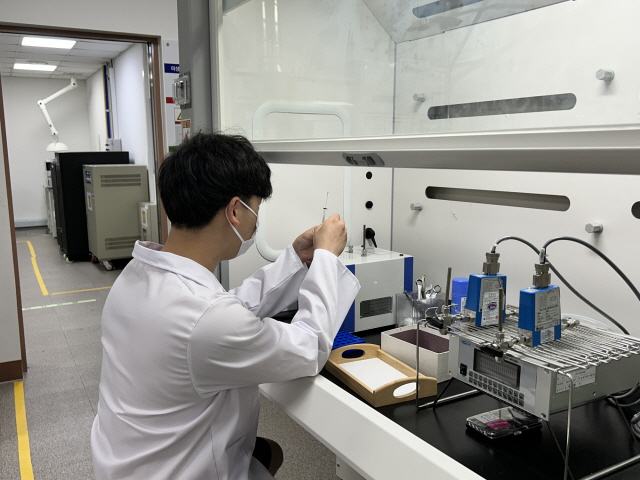 ▲ LH품질시험인정센터 실무자가 품질분석을 실시하고 있다. ⓒLH