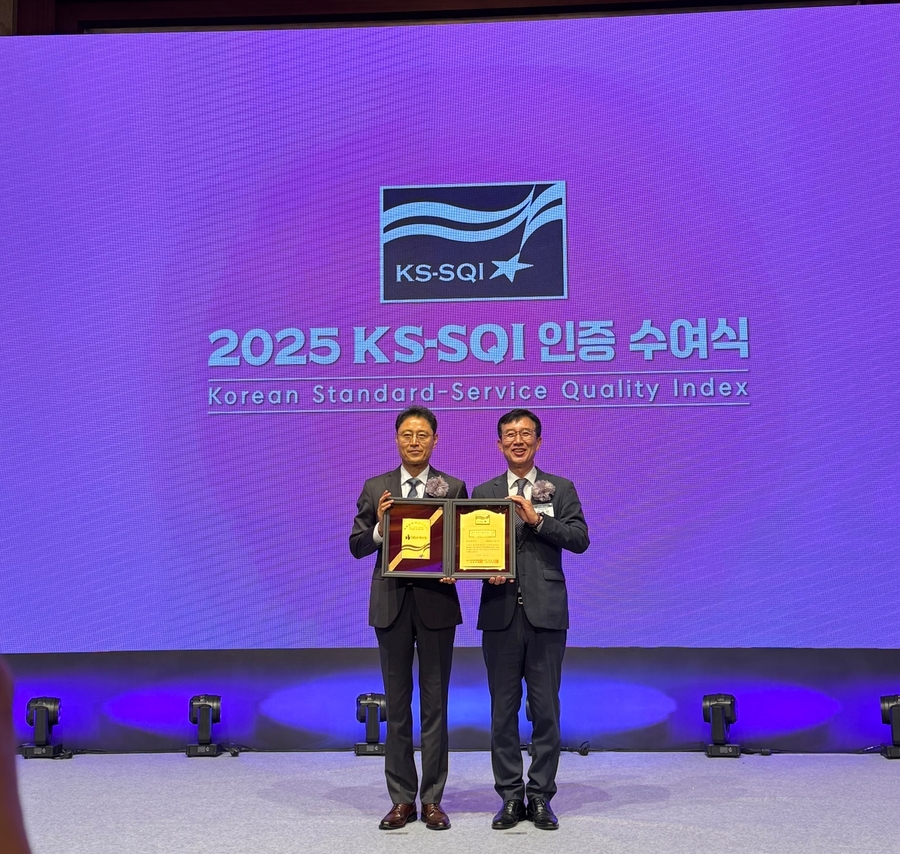 ▲ 지난 3일 서울 롯데호텔에서 열린 2025 한국서비스품질지수(KS-SQI) 인증 수여식에서 박권일(왼쪽) DB손해보험 본부장과 문동민 한국표준협회 회장이 기념 촬영을 하고 있다.ⓒDB손보