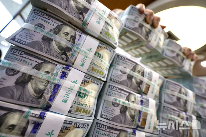 ▲ 지난 4월17일 오후 서울 중구 하나은행 위변조대응센터에서 관계자가 달러를 정리하고 있다. ⓒ뉴시스