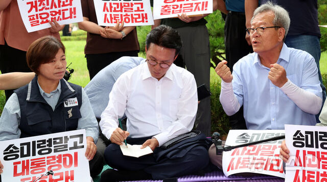 ▲ 김민석 국무총리가 4일 오전 서울 용산구 대통령실 앞에서 취임 후 첫 일정으로 송미령 농림축산식품부 장관 유임 결정 철회를 촉구하며 농성 중인 농민단체와 면담하고 있다.ⓒ뉴시스