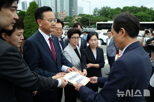 ▲ 유상범 국민의힘 원내운영수석부대표와 김은혜 원내정책수석부대표 등이 4일 서울 용산구 대통령실 정문 앞에서 우상호 정무수석에게 특수활동비(특활비) 증액 요구 관련 항의서한을 전달하고 있다. ⓒ뉴시스