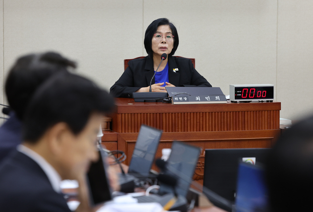 ▲ 최민희 국회 과학기술정보방송통신위원회 위원장이 26일 오전 서울 여의도 국회에서 열린 과학기술정보방송통신위원회 전체회의를 주재하고 있다. ⓒ뉴시스