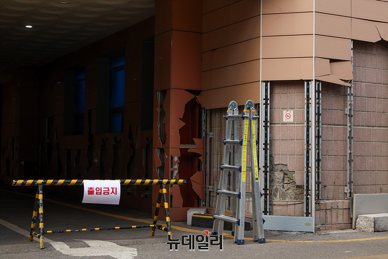 ▲ 윤석열 대통령 구속영장에 발부 소식에 일부 지지자들이 파손한 서울서부지법 외관이 20일 오후 정비작업을 하고 있다. 2025.01.20. ⓒ서성진 기자