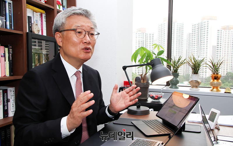 ▲ 이재명 정권의 검찰개혁에 대한 비판 인터뷰를 뉴데일리와 하는 김종민 변호사. ⓒ 서성진 기자