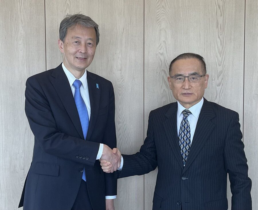 ▲ 위성락 대통령실 국가안보실장(사진 오른쪽)이 오카노 마사타카 일본 국가안전보장국장과 면담 후 악수를 나누고 있다. ⓒ대통령실 제공