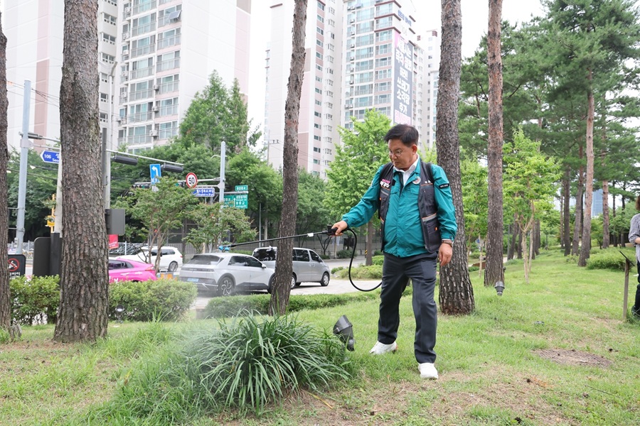 ▲ 박강수 마포구청장이 러브버그 방역 현장을 점검 중 직접 방역을 하고 있다. ⓒ마포구청