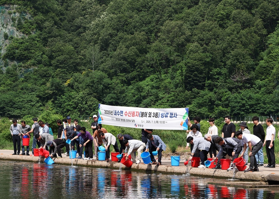 ▲ 영양군(군수 오도창)은 7월 3일 내수면 생태계 자원 증대와 지속 가능한 어업기반 조성을 위해 붕어, 메기, 미꾸리 치어 31만미, 다슬기 치패 55만패를 관내 주요 하천 및 저수지 등에 분산하여 방류했다.ⓒ영양군