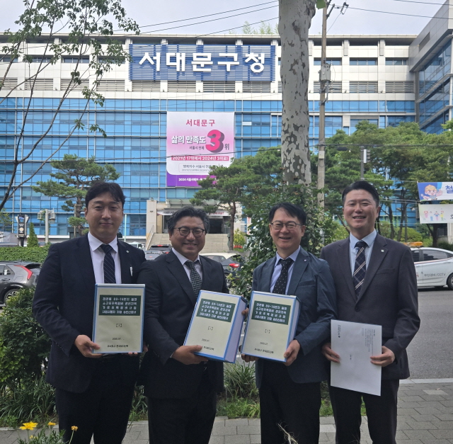 ▲ 한국토지신탁과 천연동 모아타운 준비위원회 관계자들이 사업시행자 지정신청 완료 후 기념촬영을 하고 있다. ⓒ한국토지신탁