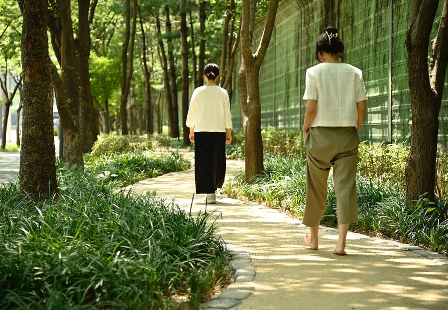 ▲ 대구 달성군(군수 최재훈)은 화원읍 명곡리 일원 완충녹지를 정비하여 맨발걷기가 가능한 흙길 산책로와 앉음벽을 조성했다.ⓒ달성군