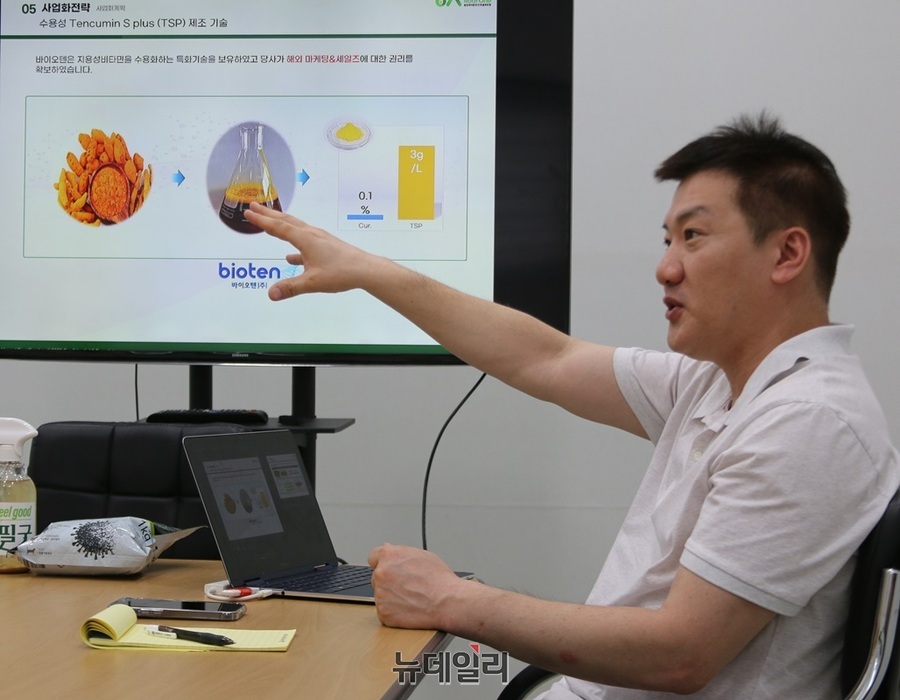 ▲ ㈜한솔루트원 황한솔 대표가 KAIST 연구진과 친환경 소독제 개발과정을 설명하고 있다.ⓒ이길표 기자