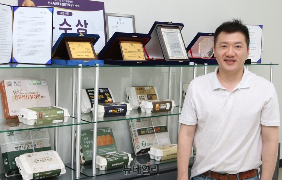 ▲ ㈜한솔루트원 황한솔 대표가 현관에 설치된 친환경 달걀을 배경으로 사진촬영에 응하고 있다.ⓒ이길표 기자