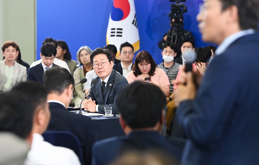 ▲ 이재명 대통령이 4일 오후 대전에서  ‘충청에서 듣다, 충청 타운홀 미팅’에서 한 시민의 이야기를 듣고 있다.ⓒ사진 한국사진기자협회 대전충남지회 제공