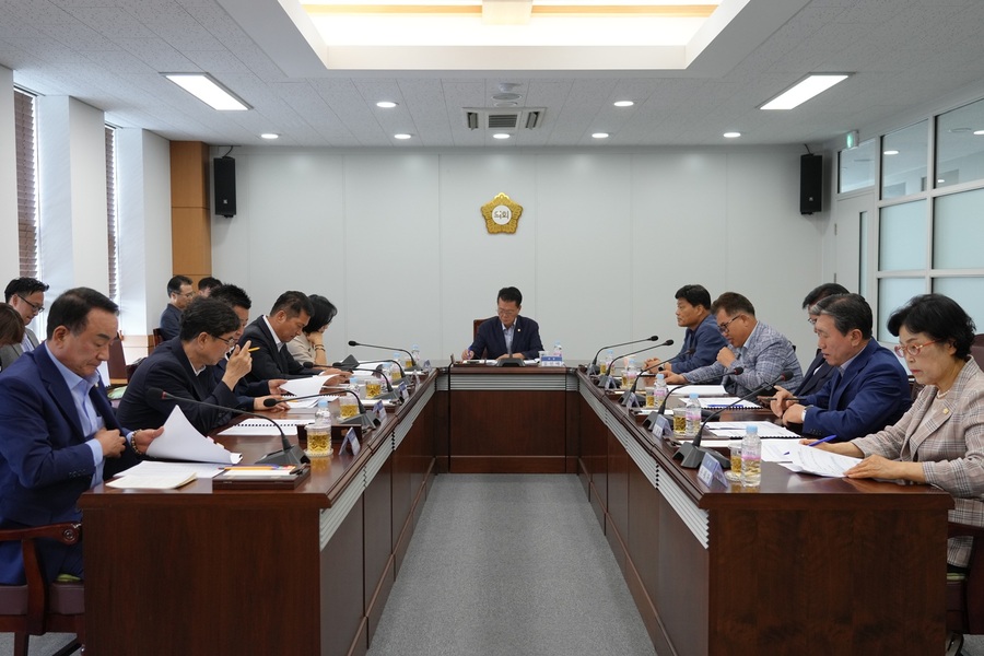 ▲ 영천시의회(의장 김선태)는 지난 4일 의원 및 집행부 관계 부서장이 참석한 가운데 전체 의원 정례간담회를 개최하고, 영천시에서 제출한 영천시 노인복지관 건립 사업 추진현황, 영남대학교 영천병원 2024학년도 결산 및 운영현황에 대해 의견을 교환했다.ⓒ영천시의회