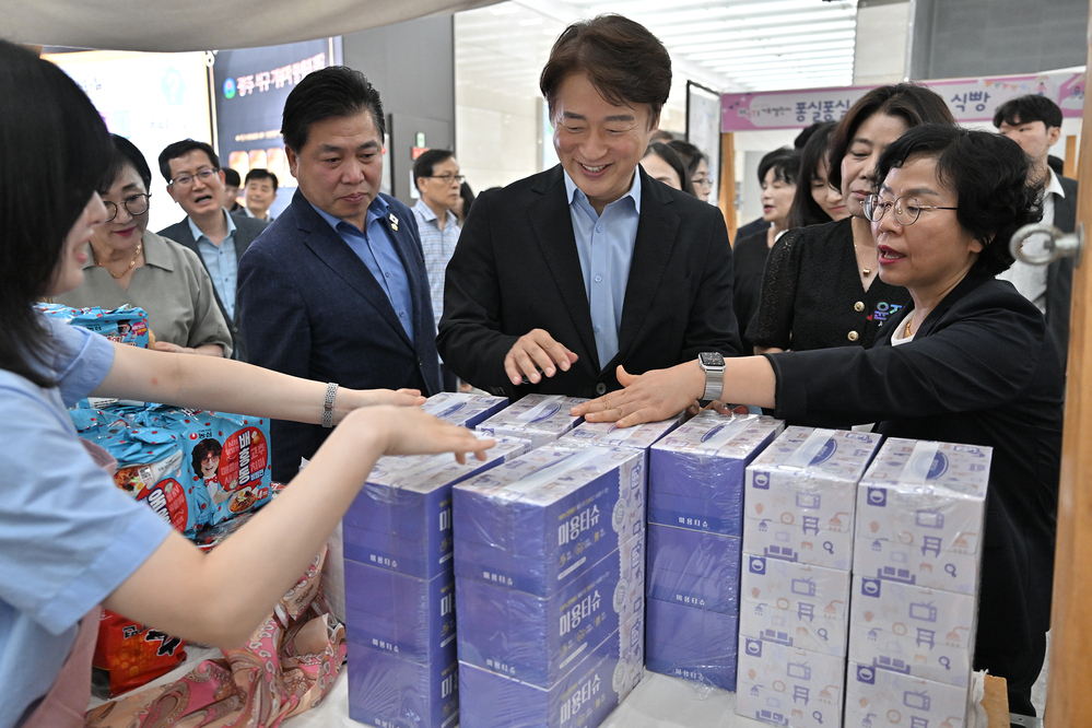 ▲ 김이강 광주 서구청장이 4일 서구청 1층에서 열린 'MBTI 기부챌린지 바자회'에서 직원기부물품 부스와 천원국시, 김밥 등 먹거리 부스를 살펴보고 있다. 
ⓒ광주광역시 서구청 제공