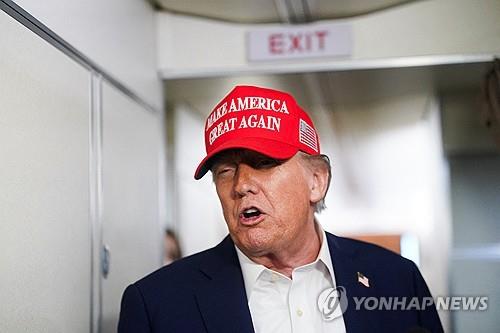 ▲ 4일 에어포스원에서 기자들에게 이야기하는 트럼프 미국 대통령 [로이터 연합뉴스 자료사진]ⓒ연합뉴스 제공.