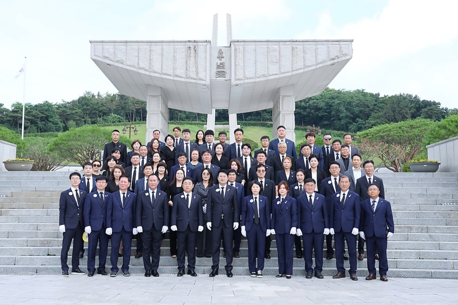 ▲ 국제라이온스 협회 355-B1지구 김경종총재 외 150여명이 5.18민주묘지를 방문하여 헌화와 분향을 했다.
