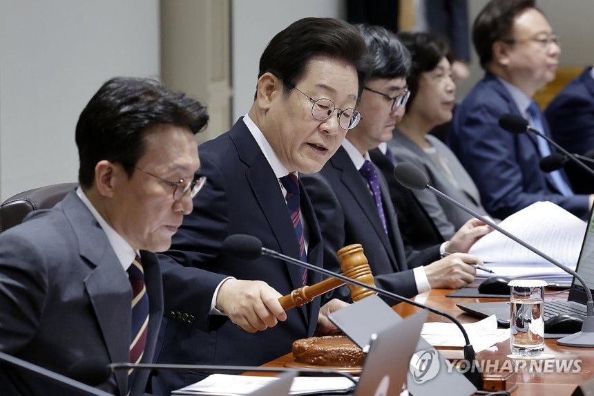 ▲ 이재명 대통령이 5일 서울 용산 대통령실 청사에서 열린 국무회의에서 의사봉을 두드리며 개회 선언을 하고 있다ⓒ연합뉴스.대통령실통신사진기자단