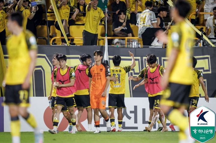 ▲ 전남이 K리그2에서 독주 중인 인천을 2-1로 잡았다.ⓒ한국프로축구연맹 제공