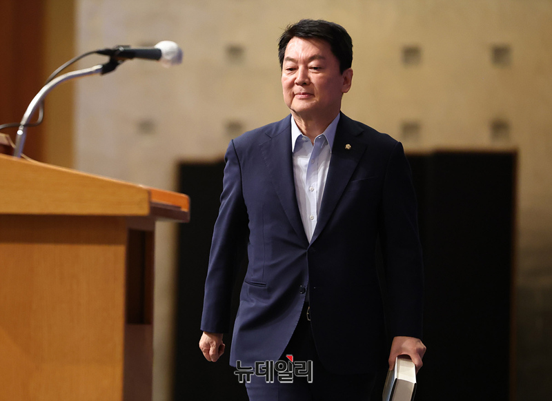 ▲ 안철수 국민의힘 의원이 20일 오전 서울 중구 롯데호텔에서 '리스타트 코리아 : 대한민국 제2 성장의 길'을 주제로 열린 '제2회 뉴데일리 퓨처코리아 포럼'에서 축사를 하며 '토머스 프리드만' 책을 소개하고 있다. ⓒ정상윤 기자