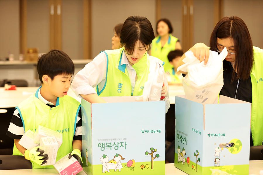 ▲ 하나금융그룹은 지난 5일 명동상인협의회와 함께 지역 소상공인과의 상생을 위한 '행복상자 전달 및 행복한 줍깅' 임직원 봉사활동을 실시했다고 6일 밝혔다. 이날 봉사활동에 참석한 하나금융그룹 임직원 및 가족들이 지역 소상공인들에게 전달할 행복상자를 정성껏 만들고 있다. ⓒ하나금융그룹