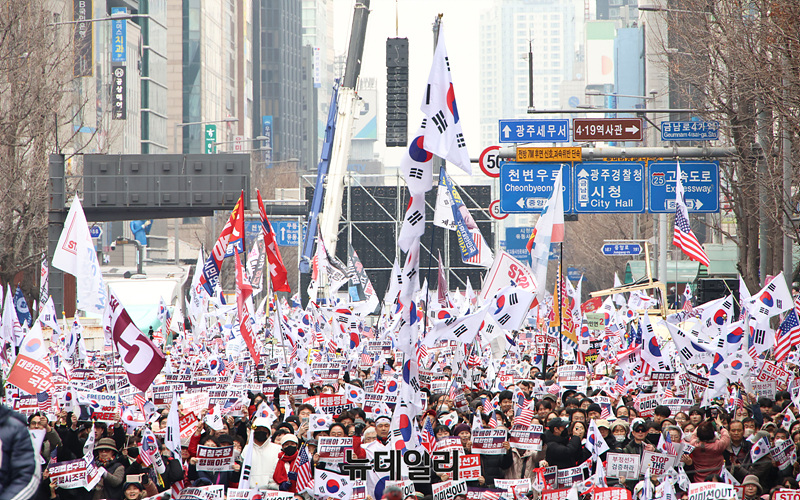 ▲ 탄핵반대에 참여한 광주시민들. 탄핵을 반대한다고 이들도《극우》인가? ⓒ 서성진 기자 ▲ 탄핵반대에 참여한 광주시민들. 탄핵을 반대한다고 이들도《극우》인가? ⓒ 서성진 기자
