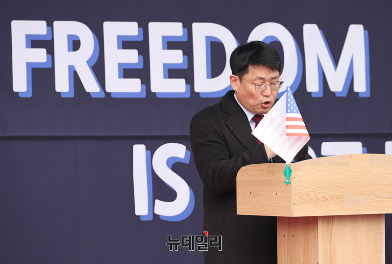 ▲ 대통령 대리인단인 도태우 변호사가 삼일절을 맞은 1일 오후 서울 종로구 마로니에공원에서 윤석열 대통령의 탄핵을 반대하는 '전국 대학생 연합 시국선언' 집회에서 축사하고 있다. 윤석열 대통령을 옹호하는게《극우》인가? 탄핵반대 세력이 화영병을 던졌는가? 각목을 들었던가? 민노총 집회에 단골로 등장하는 쇠 파이프를 들었는가? 대한민국에《극좌》는 있어도《극우》는 없다. ⓒ 정상윤 기자