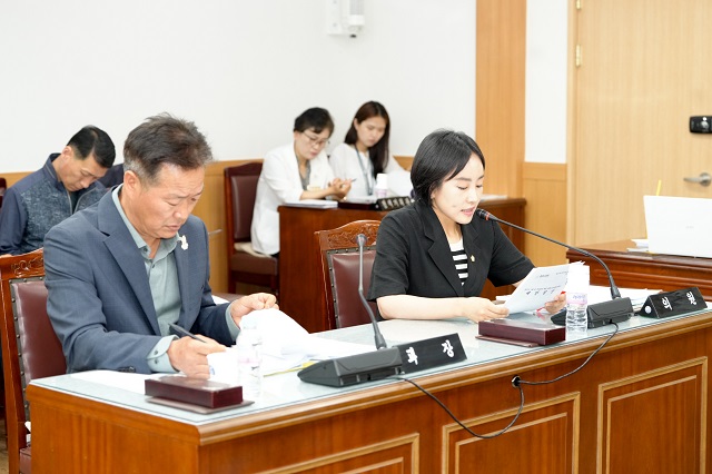 ▲ 김소현 경주시의회 경제산업위원이 ‘경주시 기업 및 투자유치 촉진 조례 일부개정조례안’를 발의하고 있다.ⓒ경주시