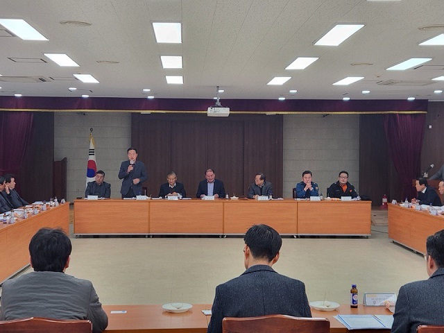 ▲ 손대기 기업투자지원과장이 외공공단연합회원들에게 경주 투자환경 변화에 대해 설명하고 있다.ⓒ경주시
