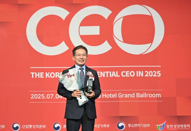 ▲ 김진열 군위군수가 지난 4일 ‘2025 한국의 영향력 있는 CEO’ 지역혁신경영 부문에 선정됐다.ⓒ군위군