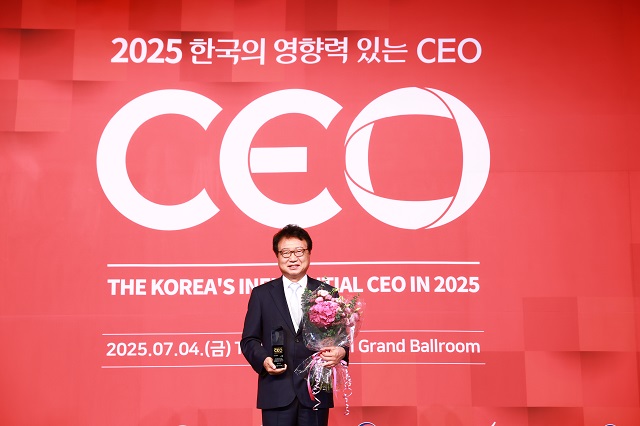 ▲ 손병복 울진군수가 지난 4일 서울 더플라자호텔에서 진행된 ‘2025 한국의 영향력 있는 CEO’ 수상식에서 미래혁신경영 부문에 수상자로 선정됐다.ⓒ울진군