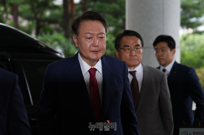 ▲ 윤석열 전 대통령이 5일 오전 서초구 서울고등검찰청에 마련된 내란특검에서 2차 대면조사를 받기 위해 출석하며 취재진의 질문에 답하지 않고 있다. ⓒ이종현 기자.