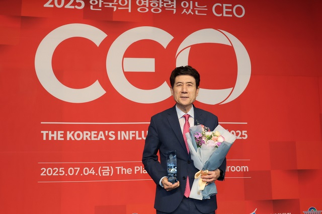 ▲ 지난 4일 서울 더플라자 호텔에서 열린 ‘2025 한국의 영향력 있는 CEO’ 시상식에서 이강덕 포항시장이 이차전지 명품도시경영 분야 대상을 수상했다.ⓒ포항시