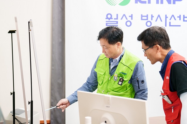 ▲ 정원호 본부장(왼쪽)이 월성2호기 방사능방재 전체훈련에 참여하고 있다.ⓒ월성본부