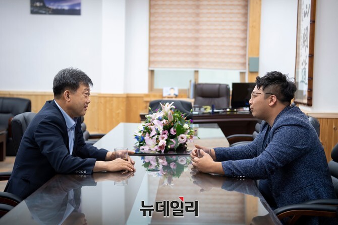 ▲ 남한권 울릉군수가 뉴데일리와의 인터뷰에서 지난 3년을 돌아보고 향후 계획을 설명하고 있다.ⓒ뉴데일리