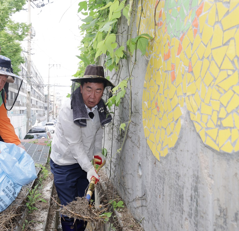 ▲ 이범석 청주시장이 장마철을 앞두고 빗물받이 청소를 하고 있다.ⓒ청주시