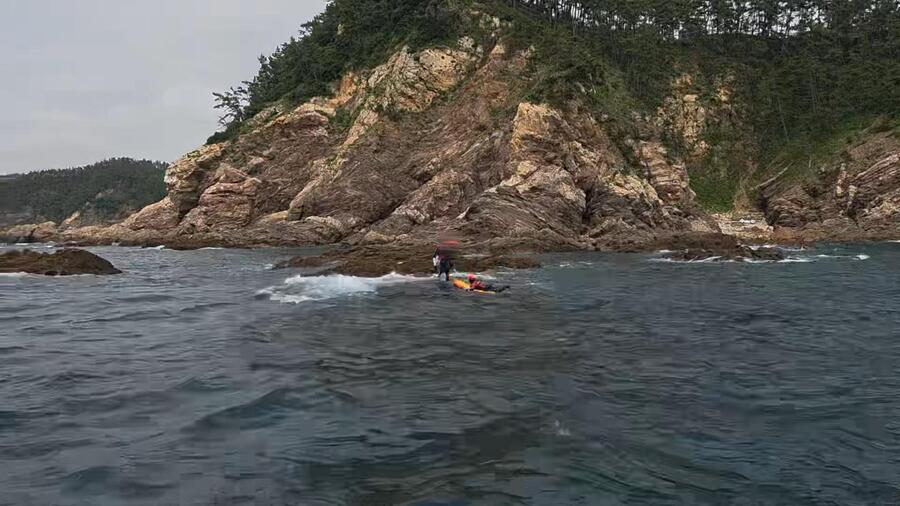▲ 태안해경이 6일 갯바위에 고립됐던 전복 레저보트 활동자를 동력 서프보드를 이용해 구조하고 있다.ⓒ태안해양경찰서