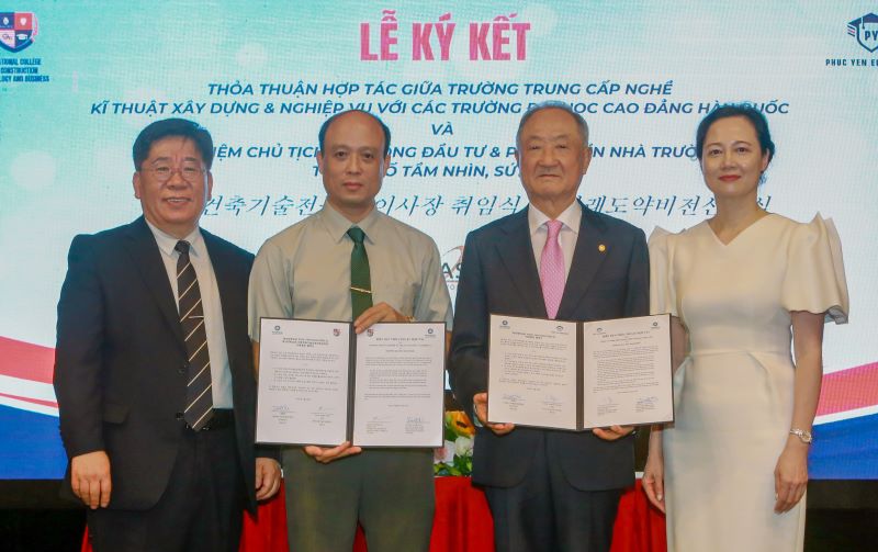 ▲ 백석대와 베트남 빈푹성 푹이엔교육재단, 빈푹건축기술전문대학교와 교육협력 MOU를 체결후 기념사진을 찍고 있다.(왼쪽부터 빈폭건축기술전문대학교 김상회 이사장, 두안 하잉 화 총장, 백석대 장택현 대학혁신위원장, 푹이앤교육재단 짠 타잉 흐엉 이사장)ⓒ백석대