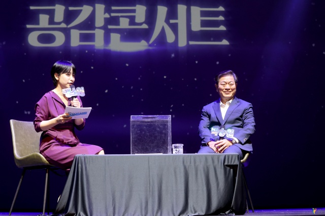 ▲ 지난해 열린 '공감 콘서트'에서 시민들과 소통하고 있는 박승원 광명시장. ⓒ광명시 제공
