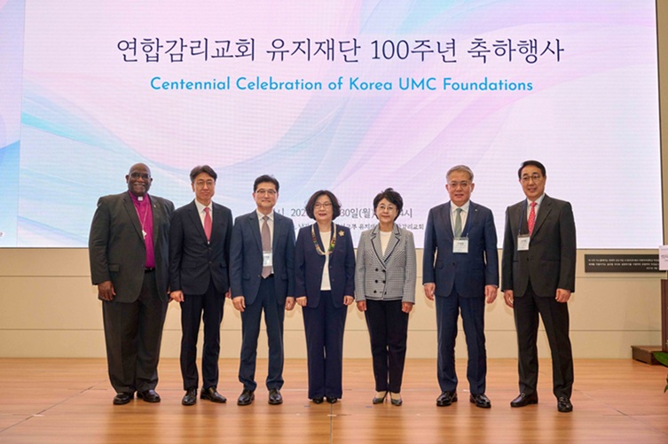 ▲ 왼쪽부터 연합감리교회 총감독회 사무총장 Gregory V. Palmer 목사, 미감리교회 세계선교부 유지재단 김홍덕 목사, Paul Kong 목사, 이화여대 이향숙 총장, 미감리교회 대한부인선교부 유지재단 박정해 이사장, 미감리교회 세계선교부 유지재단 이창원 이사장, (사)희망의다리 김득환 이사장.ⓒ한성대