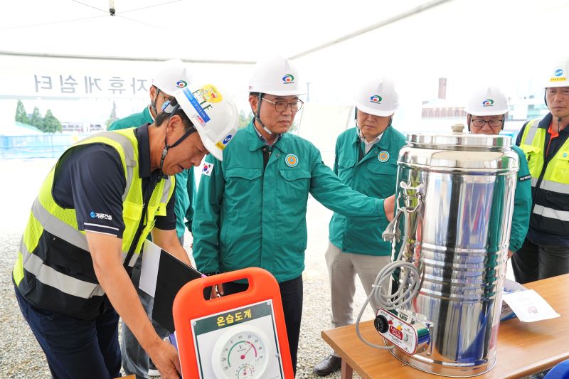 ▲ 김석필 권한대행이 오룡지구 도새지생사업 공사 현장을 찾아 폭염대비 실태를 점검하고 있다.ⓒ천안시