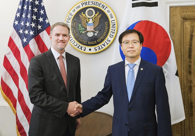 ▲ 여한구 산업통상자원부 통상교섭본부장이 5일(현지 시간) 미국 워싱턴 DC 무역대표부에서 제이미슨 그리어 미국 무역대표부 대표와 면담을 갖고 기념촬영을 하고 있다. (사진=산업통상자원부 제공) 2025.07.06.  ⓒ뉴시스