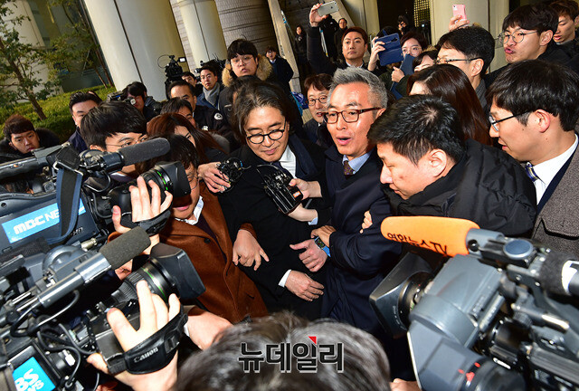 ▲ 이호진 전 회장이 서울중앙지법에 출석하는 모습. ⓒ뉴데일리DB