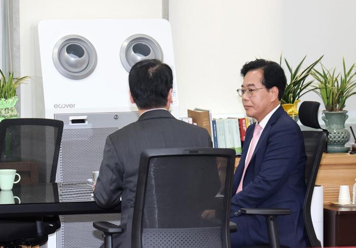 ▲ 송언석 국민의힘 비대위원장이 2일 오후 국회 본청 국민의힘 원내대표실에서 안철수 국민의힘 신임 혁신위원장과 만나 면담을 하고 있다. ⓒ뉴시스