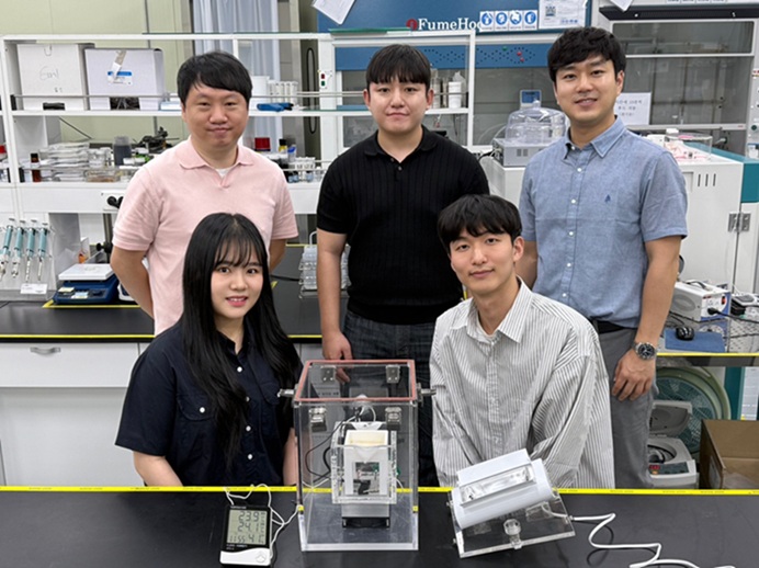 ▲ 뒷줄 왼쪽부터 시계 방향으로 아주대 윤태광 교수, KAIST 김동연 연구원, 생기원 윤기로 박사, 아주대 이용균 연구원, 한양대 이지현 연구원.ⓒ아주대