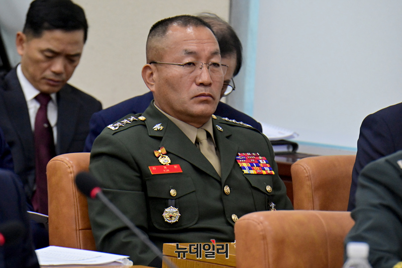 ▲ 김계환 전 해병대 사령관이 2024년 10월 24일 오전 국회 국방위원회에서 열린 국방부 등에 대한 종합 국정감사에서 의원들의 질의를 듣고 있다. ⓒ이종현 기자