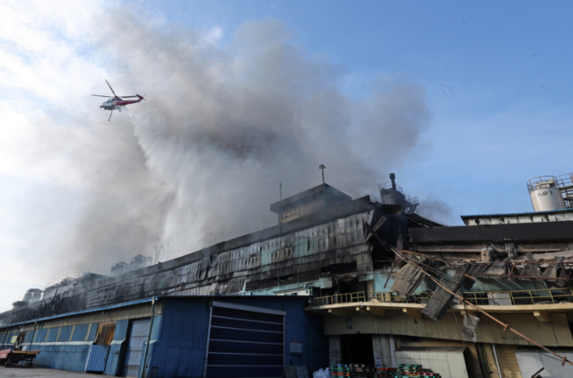 ▲ 화재로 검게 그을린 금호타이어 광주공장. ⓒ연합뉴스