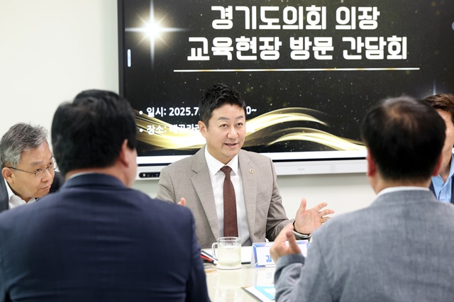 ▲ 김진경 경기도의회 의장이 7일 시흥시에 위치한 라라중학교를 찾아 관계자들과 간담회를 진행하고 있다. ⓒ경기도의회 제공